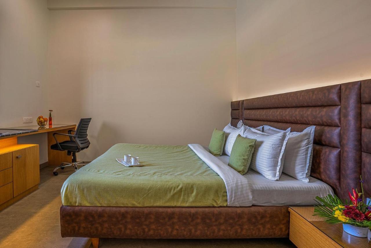 Stayvista'S Le Bon Horizon - Hillside Elegance With Chic Interiors, Poolside Serenity & Picturesque Gazebo - Proximity To Sula Nashik Buitenkant foto