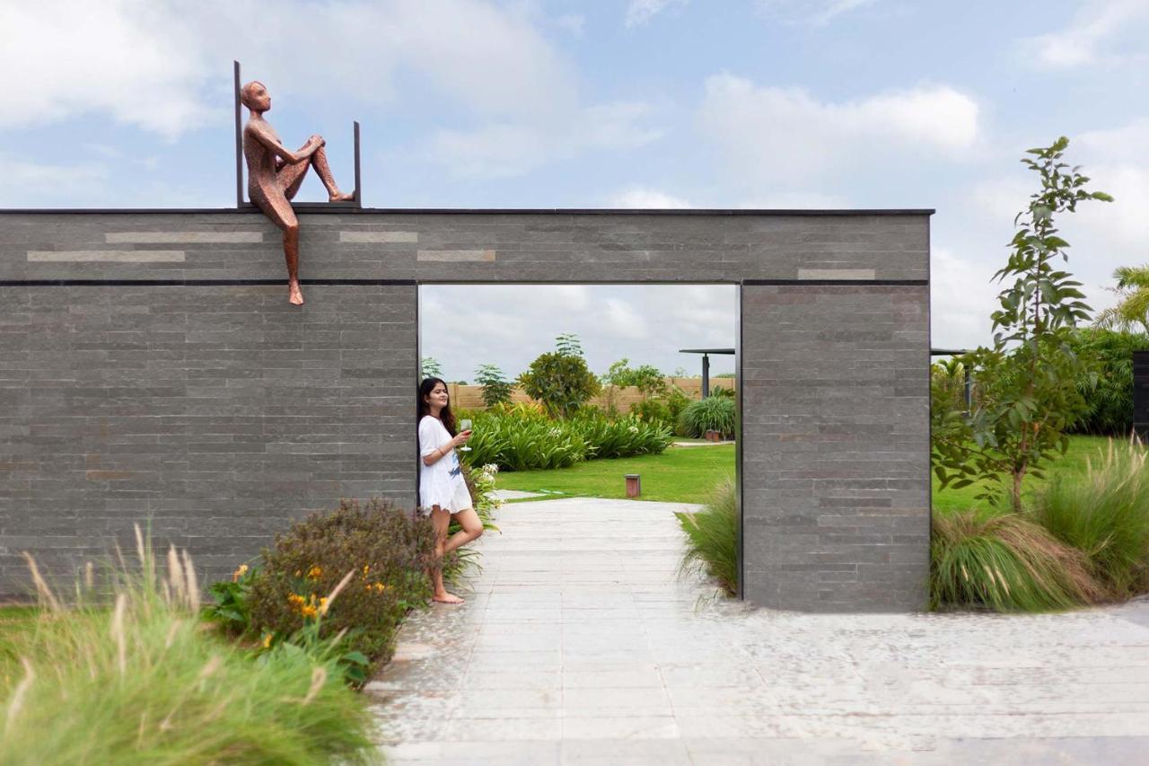 Stayvista'S Le Bon Horizon - Hillside Elegance With Chic Interiors, Poolside Serenity & Picturesque Gazebo - Proximity To Sula Nashik Buitenkant foto