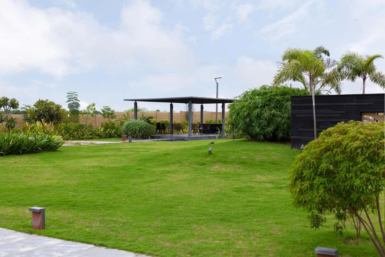 Stayvista'S Le Bon Horizon - Hillside Elegance With Chic Interiors, Poolside Serenity & Picturesque Gazebo - Proximity To Sula Nashik Buitenkant foto